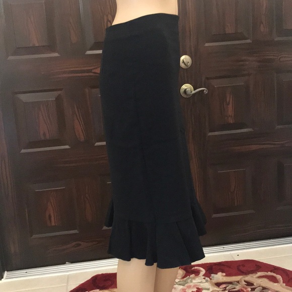 Black pencil skirt flared on the bottom size S - Picture 2 of 5